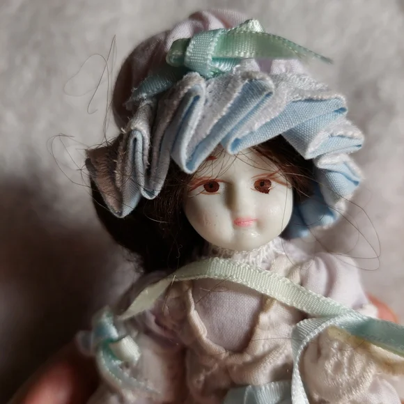 Beautiful Cottage 80s Vintage Porcelain Doll - Picture 7 of 9